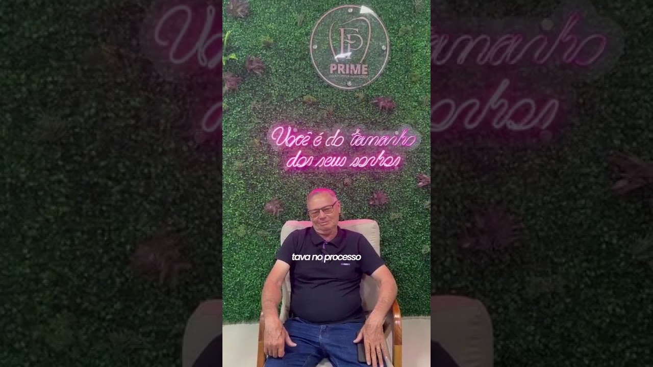 Paciente da FP Prime sentado na recepção da clínica, durante depoimento em vídeo