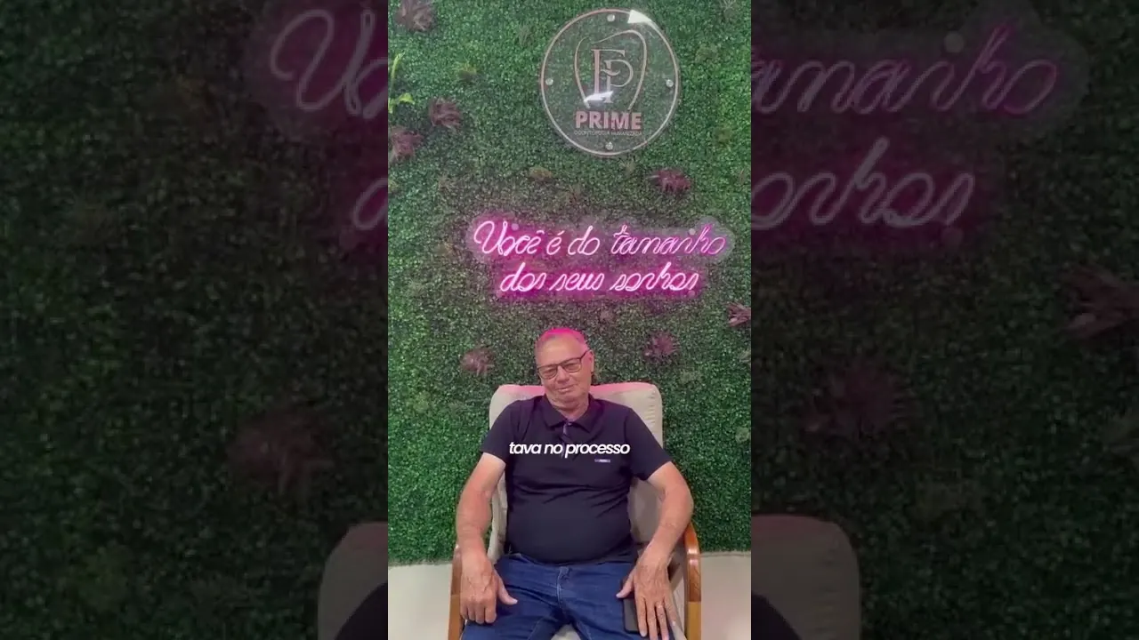 Paciente da FP Prime sentado na recepção da clínica, durante depoimento em vídeo
