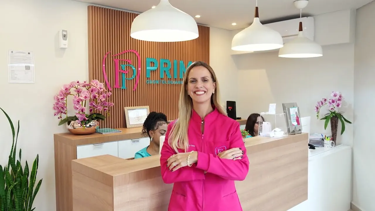Dentista da FP Prime na recepção da clínica, em Sorocaba